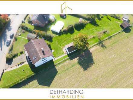 Zweifamilienhaus mit Ausbaureserve und Gartenhaus auf großem Grundstück