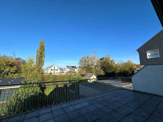 Modernisierte Wohnung mit viereinhalb Zimmern und Balkon in Duisburg