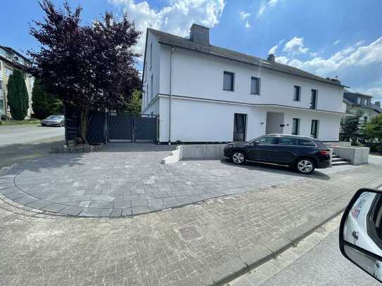 Erstbezug nach Sanierung mit Balkon: Freundliche 4-Zimmer-Wohnung mit geh. Innenausstattung
