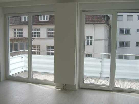 Exklusive, gepflegte 3-Zimmer-Penthouse-Wohnung mit Balkon und EBK in Stuttgart