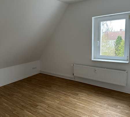 Moderne 2-Zimmer-Dachgeschosswohnung, Wannenbad mit Fenster und Keller