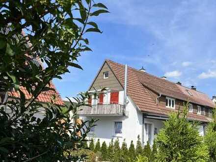 Hübsche DG-Wohnung in Zweifamilienhaus mit eigenem Gartenanteil und Balkon!