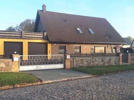 Eigenheimgefühl: Schöne 3-Raum-DG-Wohnung mit EBK und Terrasse