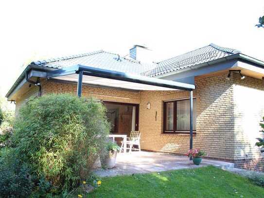 Walmdach-Bungalow mit Vollkeller und Doppel-Carport