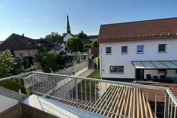 Sonnige 2,5-Zimmer-Dachgeschosswohnung mit Balkon und EBK in Niederstotzingen