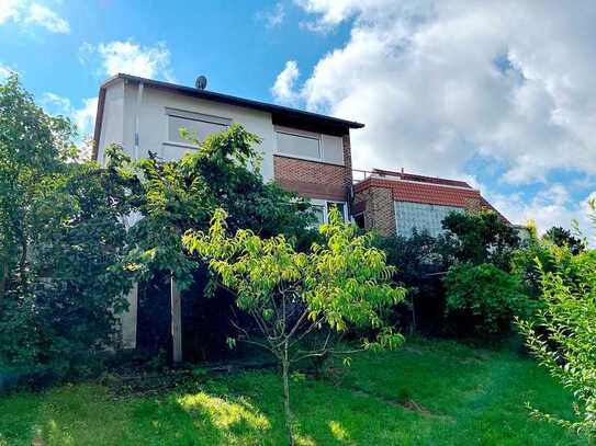 Großes Potenzial: Zweifamilienhaus mit wunderschönem Fernblick in Ober-Ramstadt/Eiche