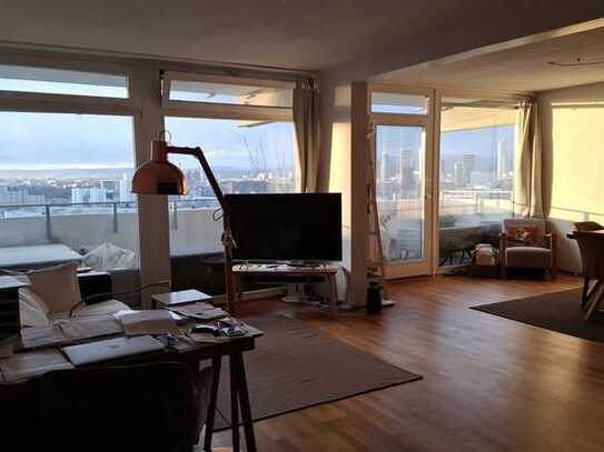 Sonnige 2-3-Zimmer-Wohnung mit Skylineblick, großem Balkon und EBK in Frankfurt am Main