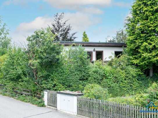 Naturidylle auf zwei Ebenen: Geräumiger Bungalow mit großem Garten und Garage