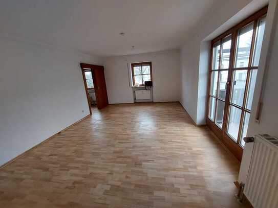 TOP LAGE! Sonnige 2-Zi. Wohnung, 56 qm, EBK, Balkon, PKW-Stellplatz