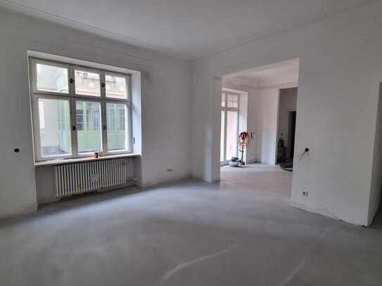 Erstbezug: top sanierte, geräumige 2-Zimmer-Altbau-Wohnung im Herzen von Rosenheim!