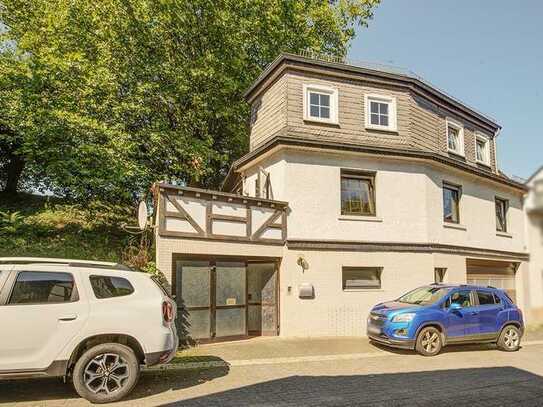 Vermietetes Stadthaus in einer hübschen Seitengasse mit Wohnbalkon und geräumiger Garage