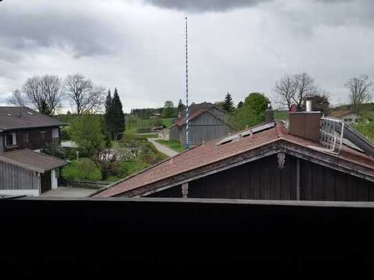 Attraktive und gepflegte 2-Raum-Dachgeschosswohnung mit Balkon und Einbauküche bei Holzkirchen