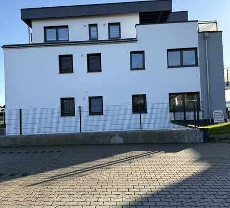 Stilvolle, neuwertige 4-Raum-Penthouse-Wohnung mit geh. Innenausstattung mit Balkon und EBK