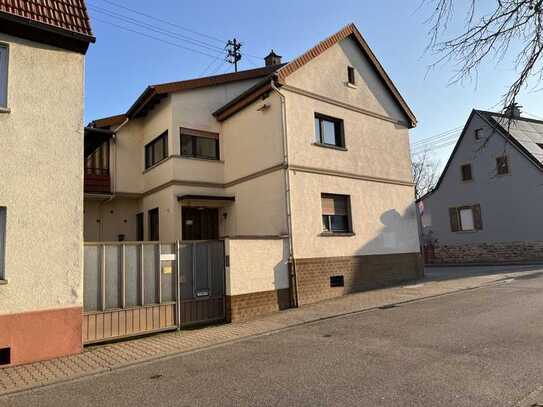 Beliebte Lage! Sanierungsbedürftiges Einfamilienhaus
auf Eckgrundstück im Zentrum von Walldorf.