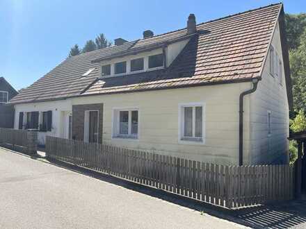 Älteres Doppelhaus in ruhiger Lage mit separatem Grundstück und Scheune