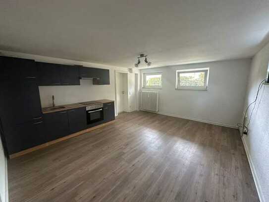 Renovierte 1,5 Zimmer-Wohnung im Souterrain mit Einbauküche in Rodenkirchen