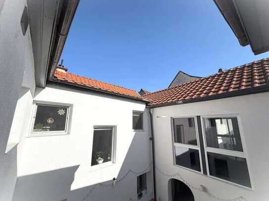 Ideal für Großfamilie, Homeoffice und WG: Außergewöhnliches Reihenhaus in mediterranem Stil