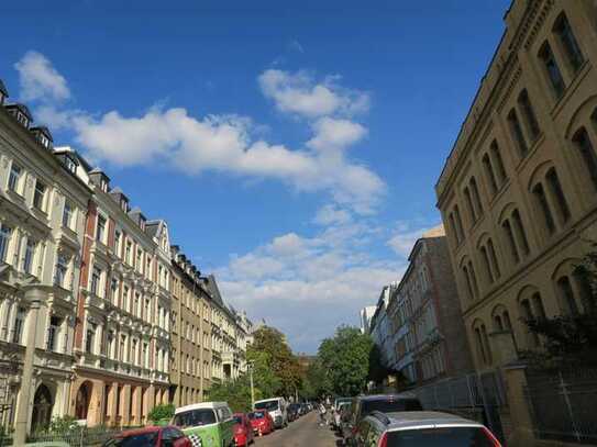 Neu sanierte 1 Zi-Wohnung mit offener Küche, Vinylboden und Duschbad im Paulusviertel