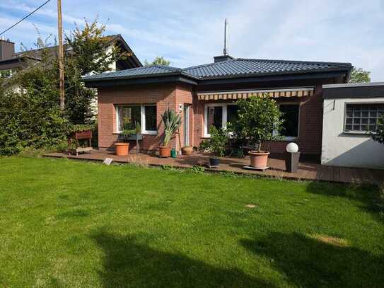 Freistehender, umfassend energetisch sanierter Bungalow in Bonn Hoholz