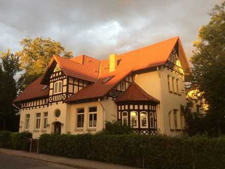 Helle 3-Zimmer-Wohnung in schmucker Villa mit Gartenanteil