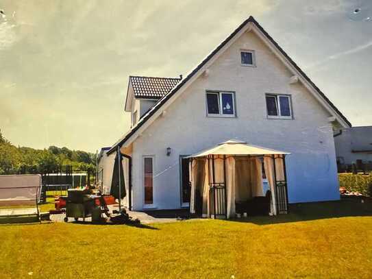 Freistehendes Einfamilienhaus mit Erdwärmepumpe und Gewerbehalle in ruhiger Randlage, Gewerbeobjekt