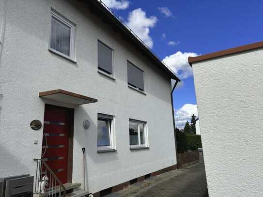 Geräumiges Mehrfamilienhaus mit drei Wohnungen und gepflegtem Garten in schöner Lage von Obermiche