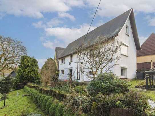 Frei stehendes Einfamilienhaus mit angrenzender Scheune und Garten