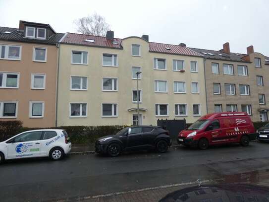 Helle freundliche 2-Zimmerwohnung mit Holzdielen und Bad mit Fenster