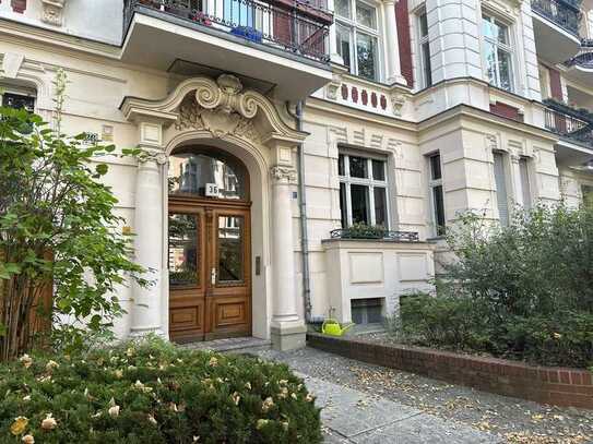 Befristete Vermietung. Traumwohnung in Friedenau: Stuck, Dielen, West-Balkon.