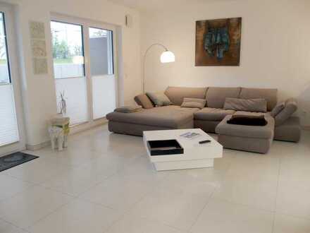 **Für GEHOBENE Ansprüche** Moderne 3-Zi-Whg. m. exklusiver EBK u. großer, überdachter Terrasse
