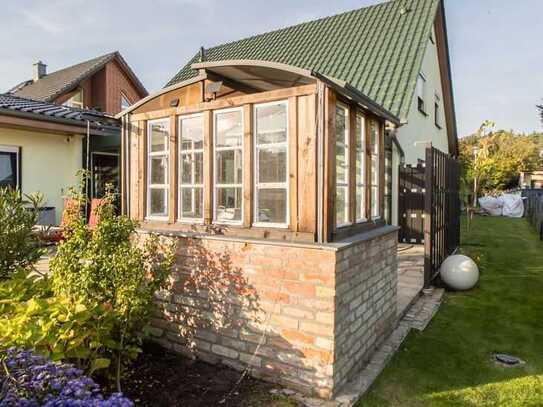 HOMESK - Idyllisches Einfamilienhaus mit großem Garten und überdachter Terrasse in Hennigsdorf