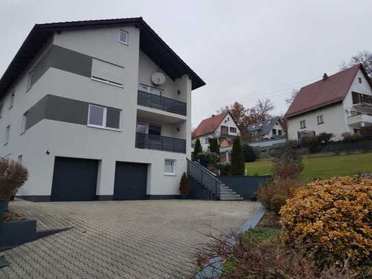 Gepflegte Wohnung mit vier Zimmern sowie Balkon und Einbauküche in Mirskofen