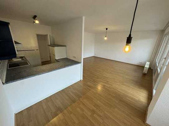 2 Zimmer Appartement, renoviert, Balkon, Laminat, Einbauküche in Tempelhof