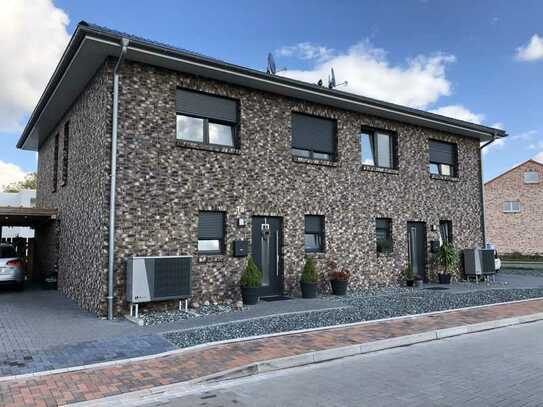 Moderne Neubau-DHH mit Carport und Einbauküche in begehrter Lage zu verkaufen!