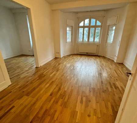 Exklusives Immobilienangebot: Charmante 4-Zimmer-Altbauwohnung mit Echtholzparkett