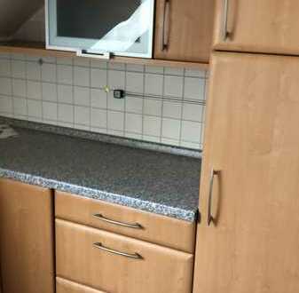 Gepflegte DG-Wohnung mit zwei Zimmern sowie Balkon und Einbauküche in Röthlein