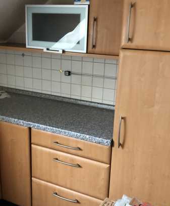 Gepflegte DG-Wohnung mit zwei Zimmern sowie Balkon und Einbauküche in Röthlein