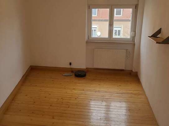 kleines Zimmer in 3er WG in Karlsruher Weststadt zu vermieten, gemeinsam genutztes Wohnzimmer+Balkon