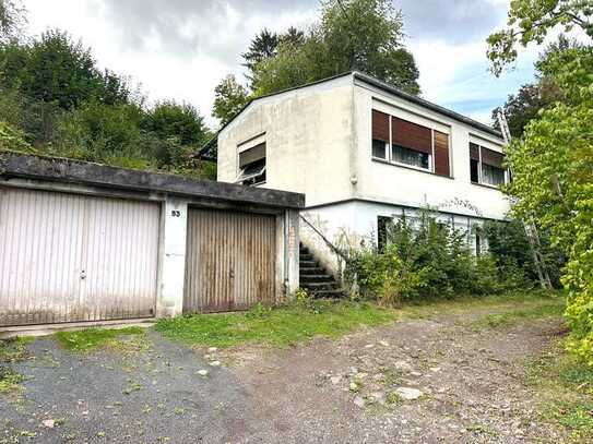 Stark sanierungsbedürftiges Haus mit großem Grundstück und Pool