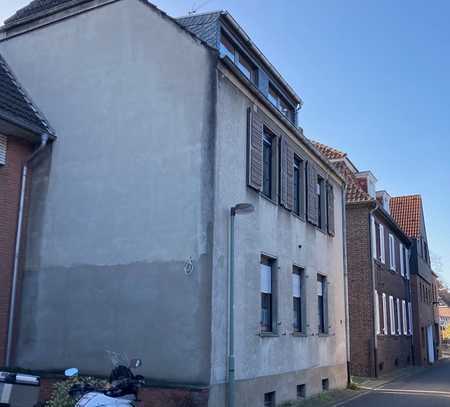 Großes Haus zum Wohnungspreis in Krefeld-Hüls zu verkaufen