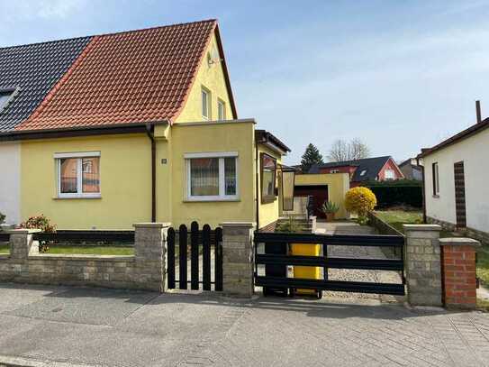 Sanierungsobj.: Grundstück jetzt größer! Doppelhaushälfte mit Garten, Garage & Schuppen