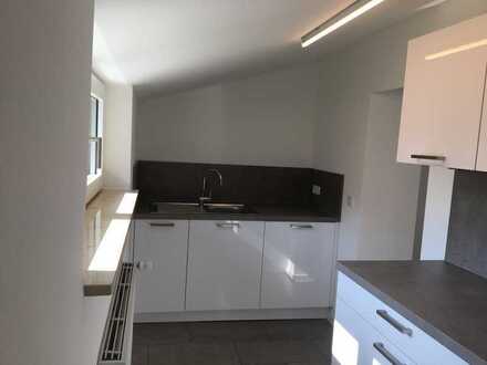 Moderne DG - Wohnung mit drei Zimmern und Einbauküche und schönen Garten!