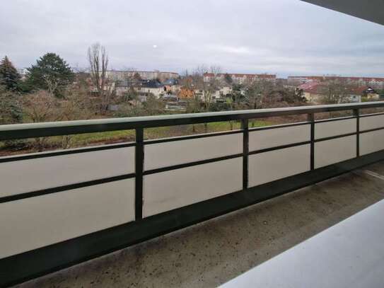 **FRISCH RENOVIERT**3-Zimmer-Wohnung // Balkon // Bad mit Wanne // ab sofort