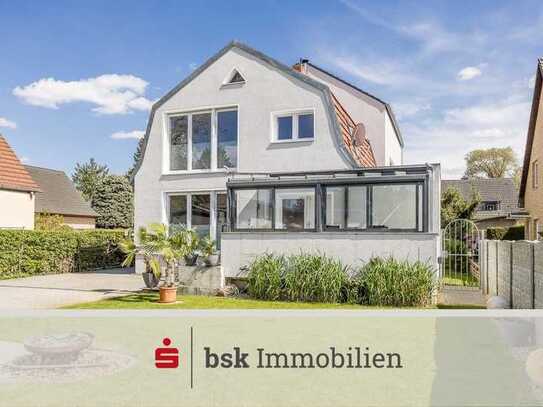 Neubau: Modernes Zweifamilienhaus mit Büro, Whirlpool und Sauna