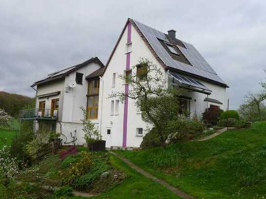 Zweifamilienhaus- Wunderschön im Grünen und stadtnah