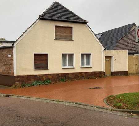 Einfamilienhaus mit Werkstatt und Lagerflächen in Kleinpaschleben