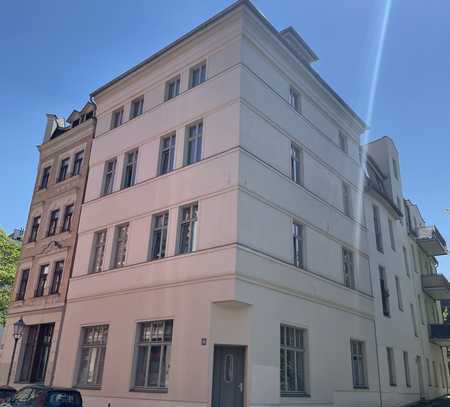 Höll-Immobilien vermietet attraktive 1-Raumwohnung im Alter Markt 18 mit Balkon.