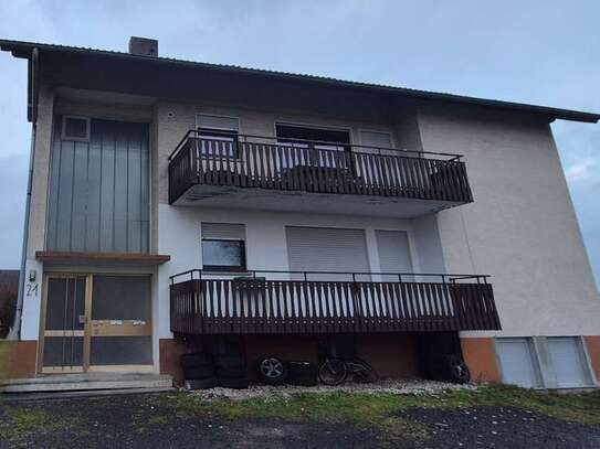 Ansprechende und modernisierte 4-Raum-OG-Wohnung mit Balkon in Künzell