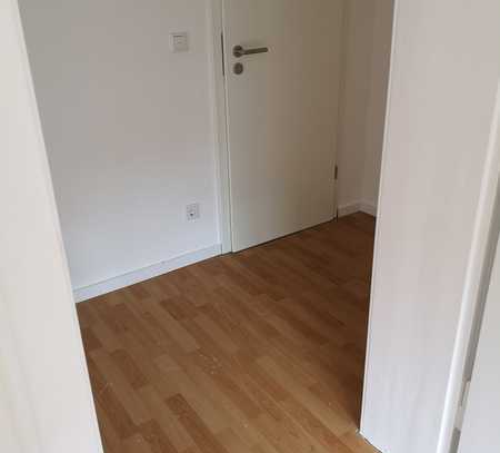 Helle 2-ZKB mit Balkon, 530 € kalt, plus 70 € Na, 50 € Heizung, 50 m²