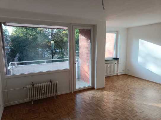 Stilvolle, geräumige und sanierte 2-Zimmer-Wohnung mit Balkon in Hannover